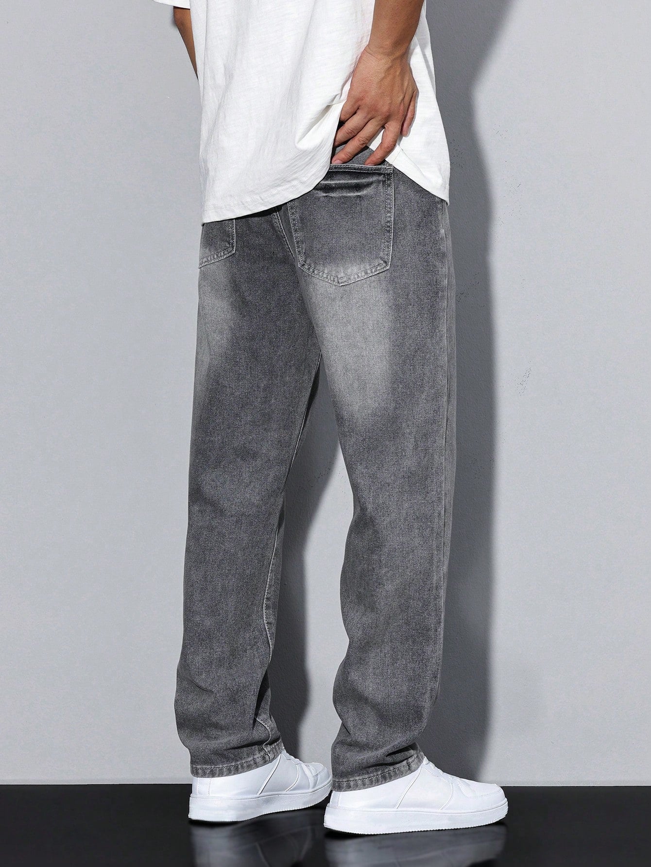 Men’s Straight Leg Jeans with Front Pockets and Belt Loops